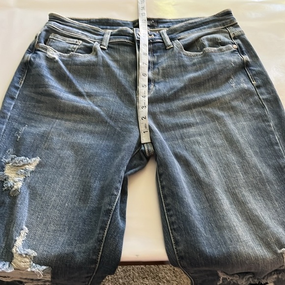 Judy Blue Relaxed Fit Size 7/28 - Picture 6 of 16